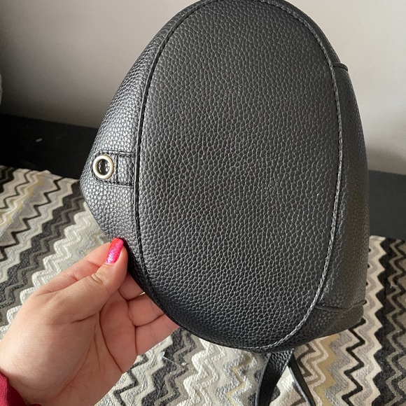 Beautiful black leather bucket bag - Picture 4 of 5